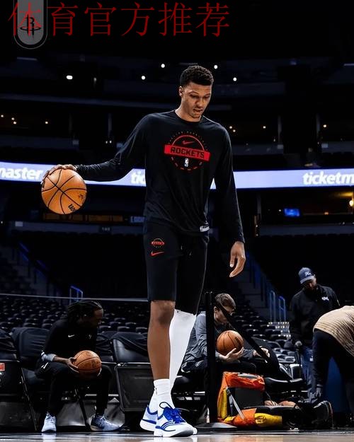 全神贯注!火箭官媒晒众球员赛前训练照:是时候动真格了 全神贯注!火箭官媒晒众球员赛前训练照:是时候动真格了